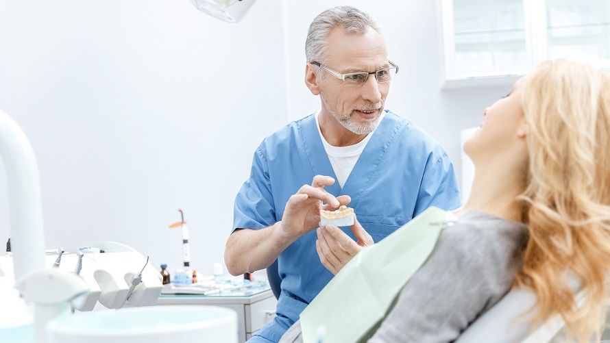 Zahnarzt. Ein Patient wird vom Zahnarzt untersucht.